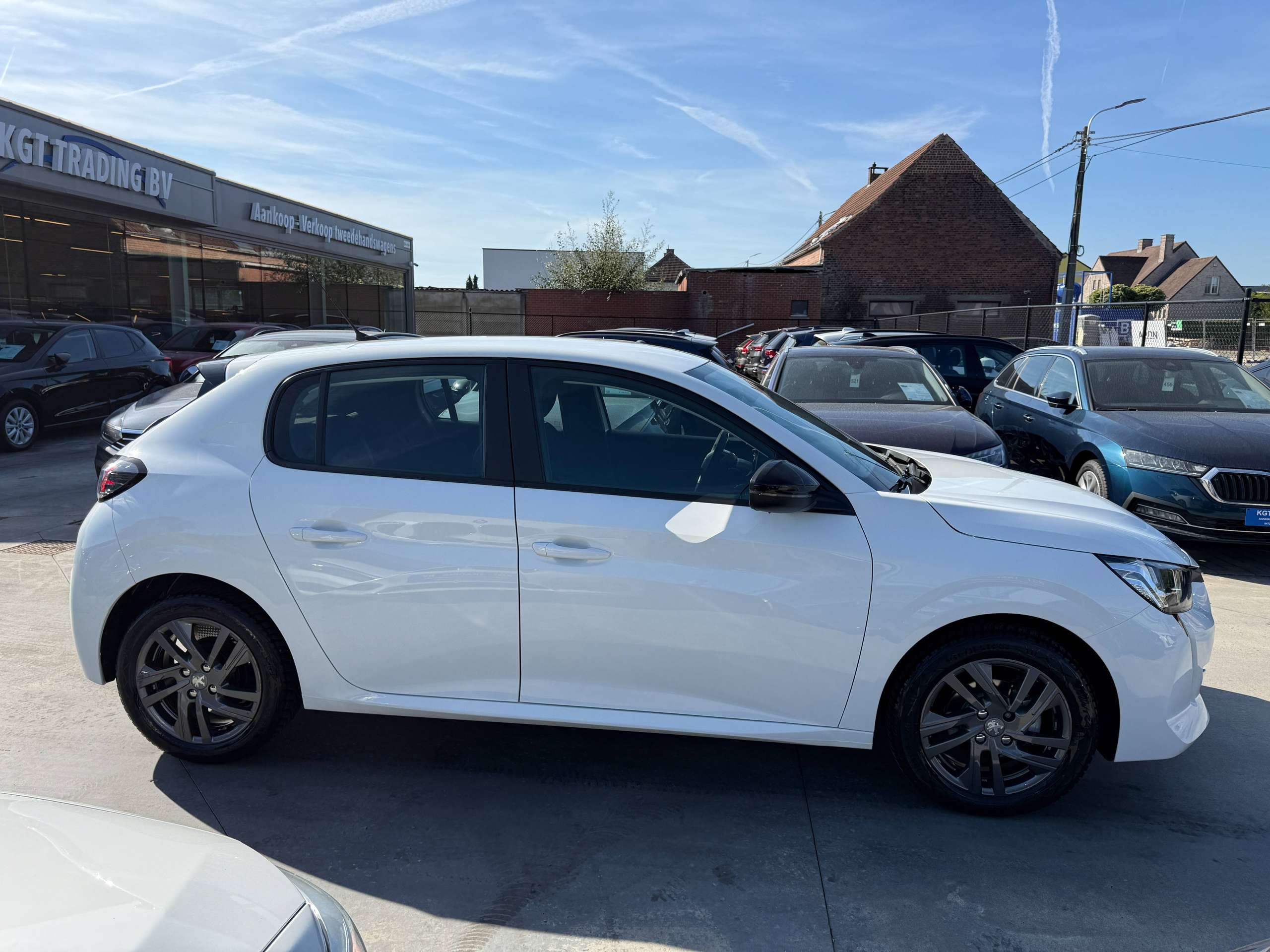 e6470fd4-c6f0-43f6-b226-2584090923c34-peugeot-208-1-2i-navigatie-carplay-lane-assist-bluetooth-parkeersensoren-led-carpass.jpg