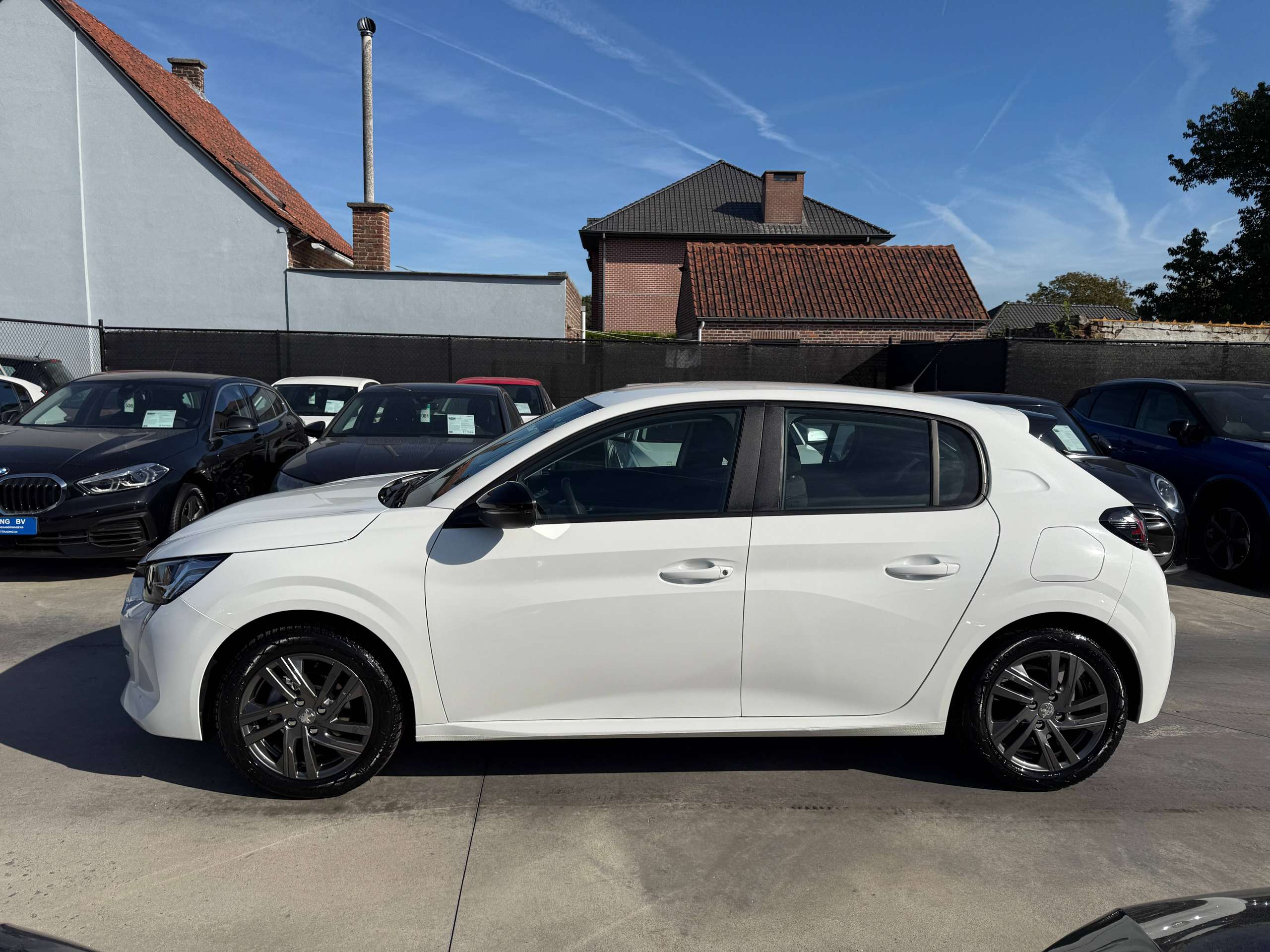 e6470fd4-c6f0-43f6-b226-2584090923c38-peugeot-208-1-2i-navigatie-carplay-lane-assist-bluetooth-parkeersensoren-led-carpass.jpg