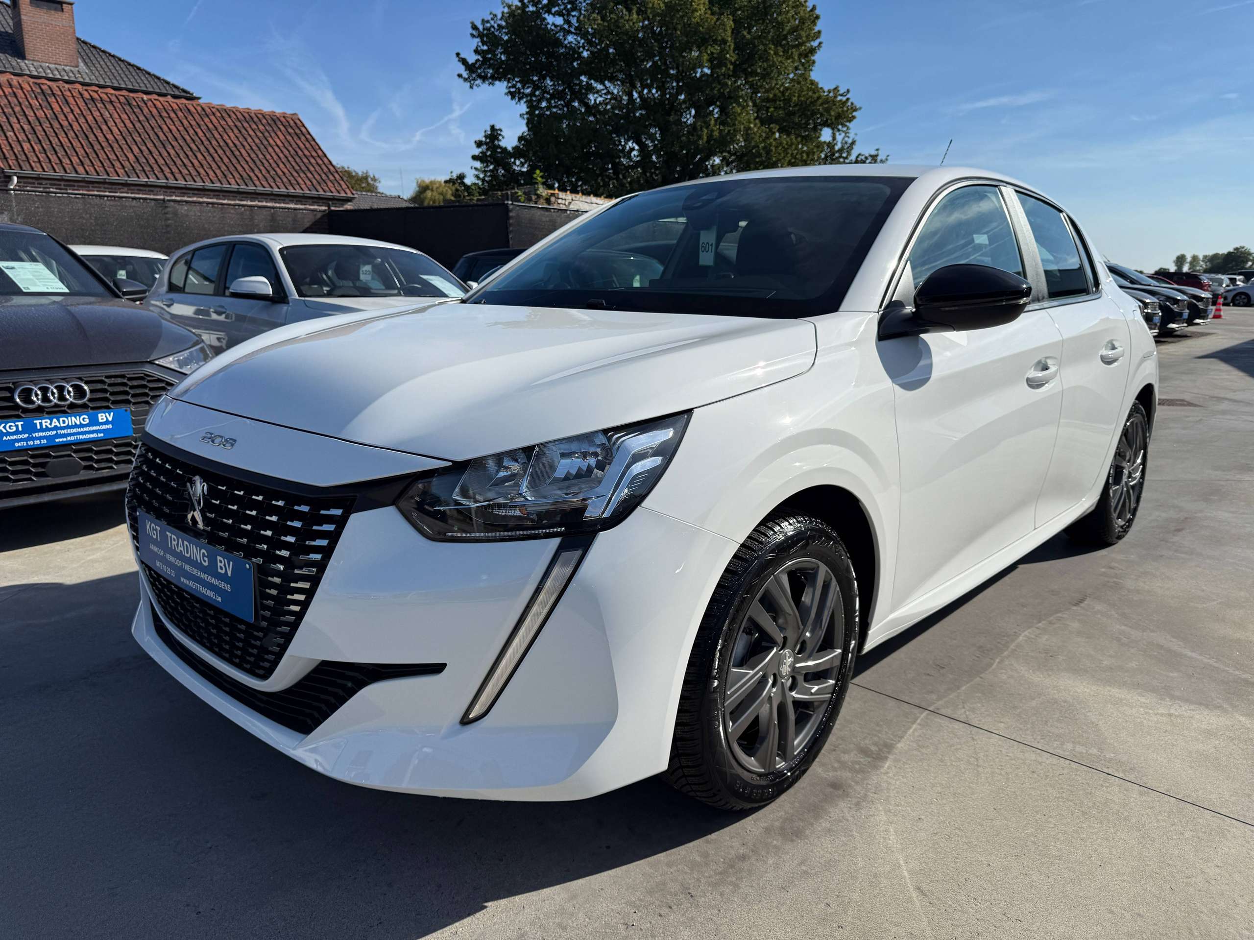 e6470fd4-c6f0-43f6-b226-2584090923c39-peugeot-208-1-2i-navigatie-carplay-lane-assist-bluetooth-parkeersensoren-led-carpass.jpg