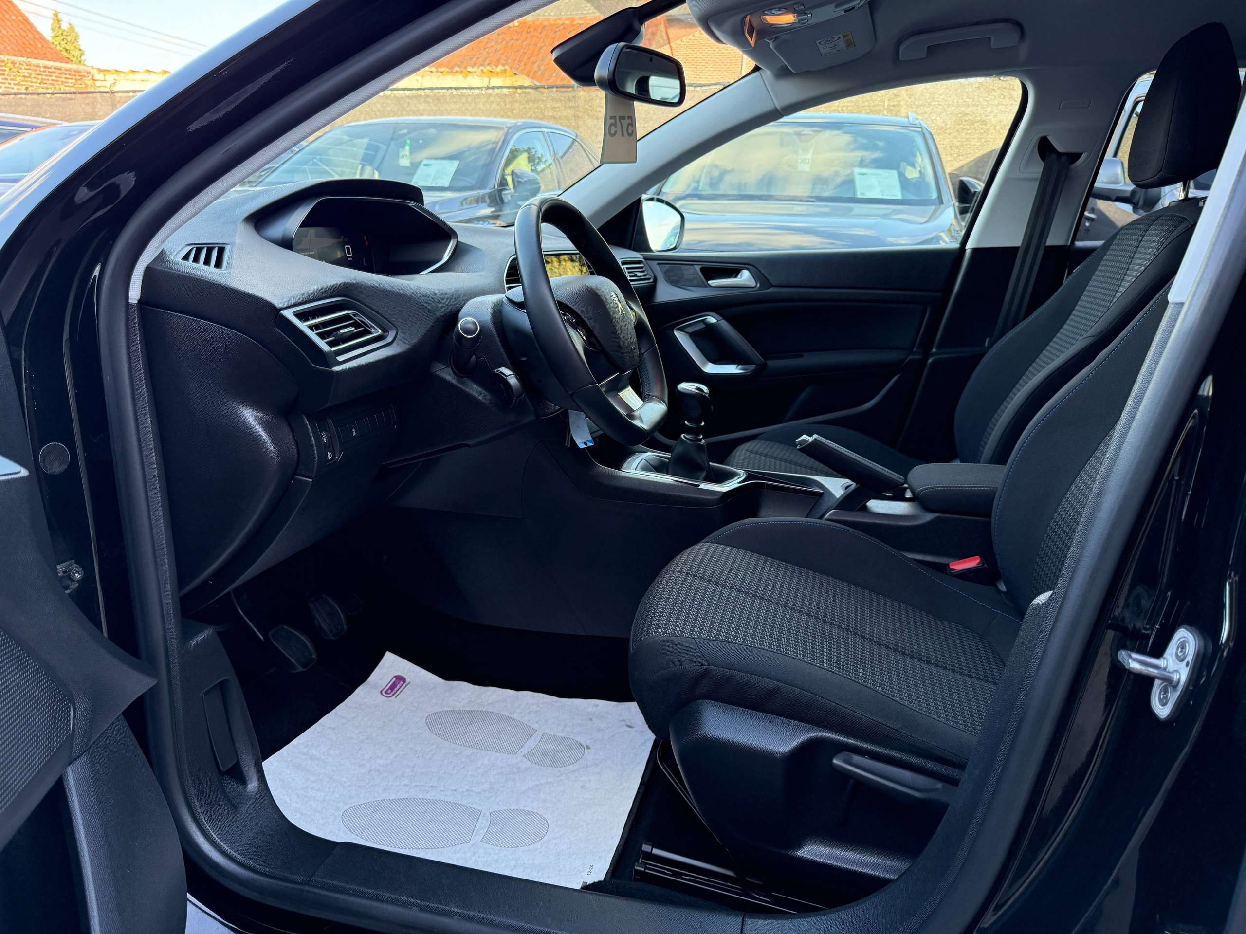 f73d776a-041e-42ea-b2a3-8bff8f3a6f4012-peugeot-308-sw-1-2i-110pk-navigatie-camera-virtual-cockpit-carplay-led-alu-pdc-trekhaak.jpg
