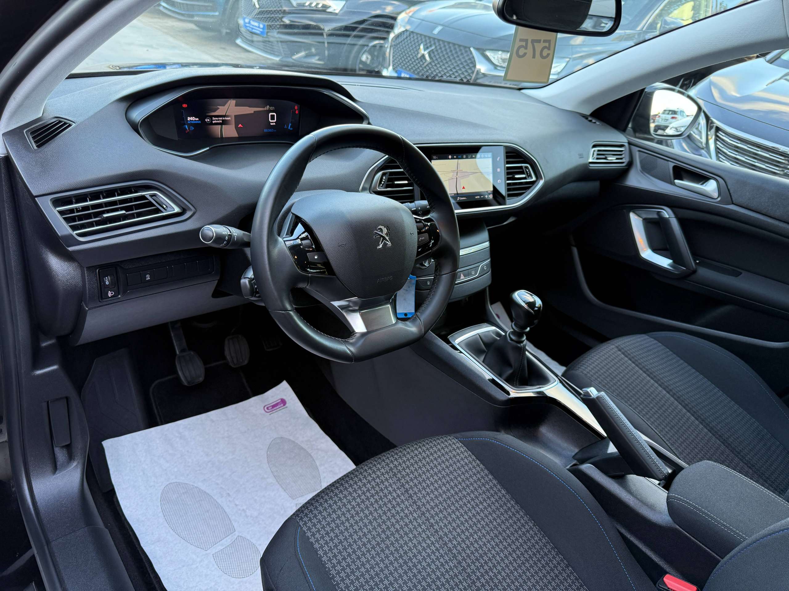 f73d776a-041e-42ea-b2a3-8bff8f3a6f4013-peugeot-308-sw-1-2i-110pk-navigatie-camera-virtual-cockpit-carplay-led-alu-pdc-trekhaak.jpg