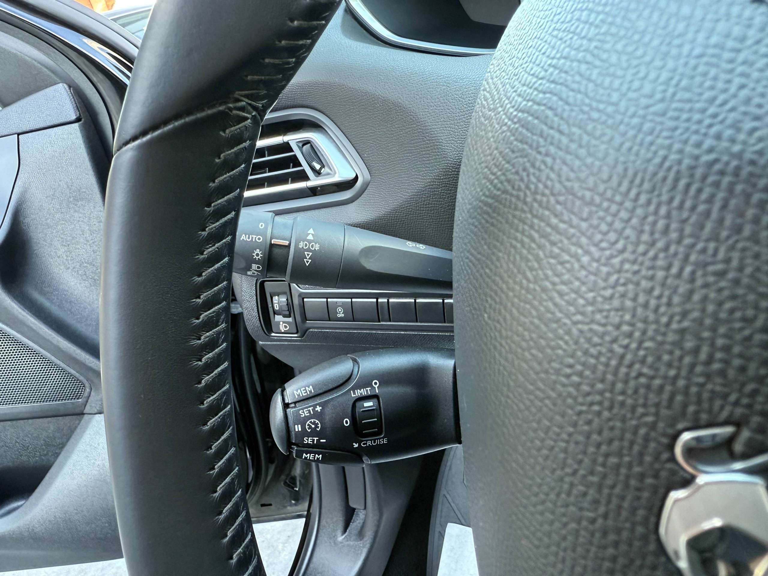 f73d776a-041e-42ea-b2a3-8bff8f3a6f4017-peugeot-308-sw-1-2i-110pk-navigatie-camera-virtual-cockpit-carplay-led-alu-pdc-trekhaak.jpg