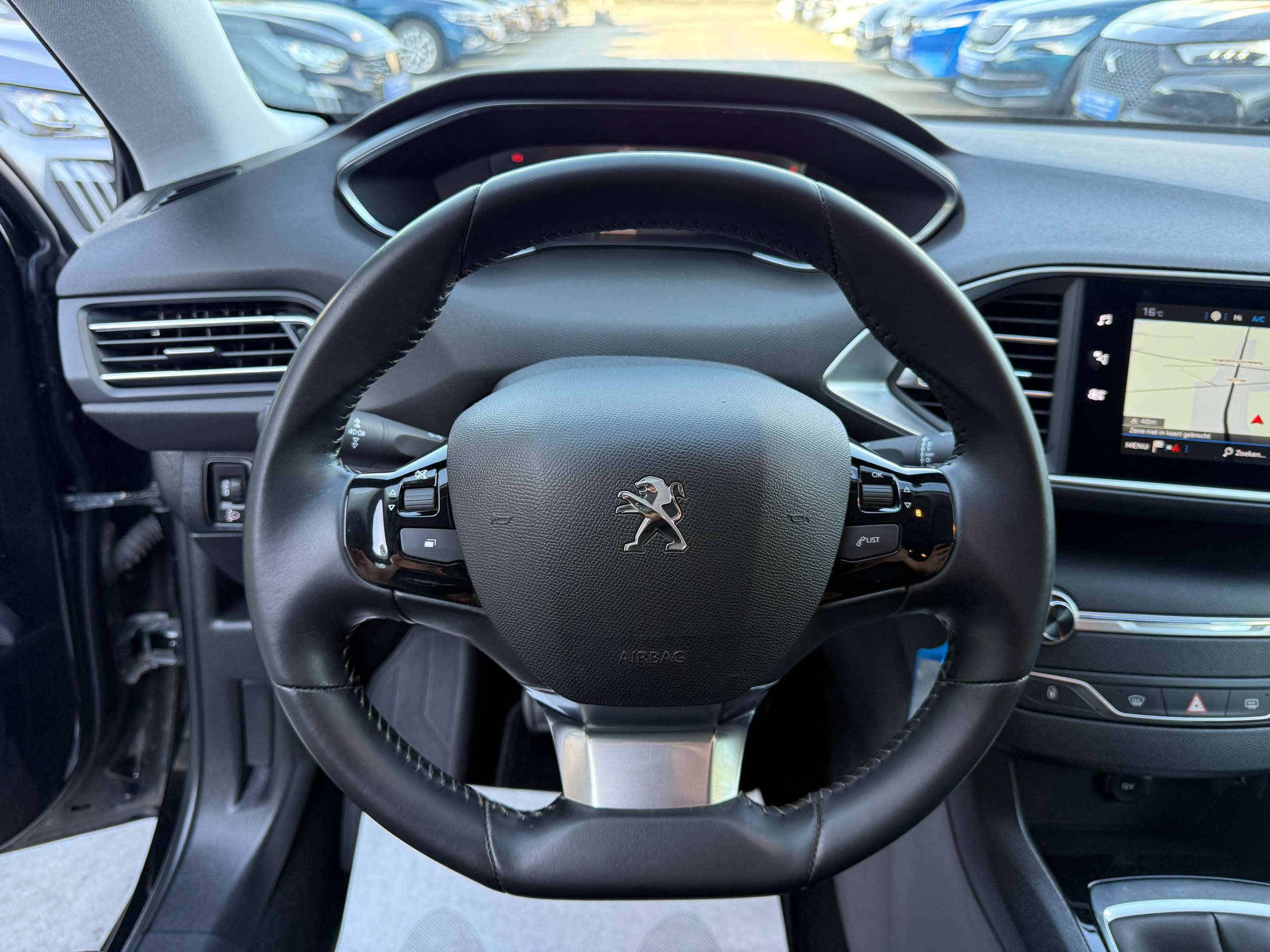 f73d776a-041e-42ea-b2a3-8bff8f3a6f4018-peugeot-308-sw-1-2i-110pk-navigatie-camera-virtual-cockpit-carplay-led-alu-pdc-trekhaak.jpg