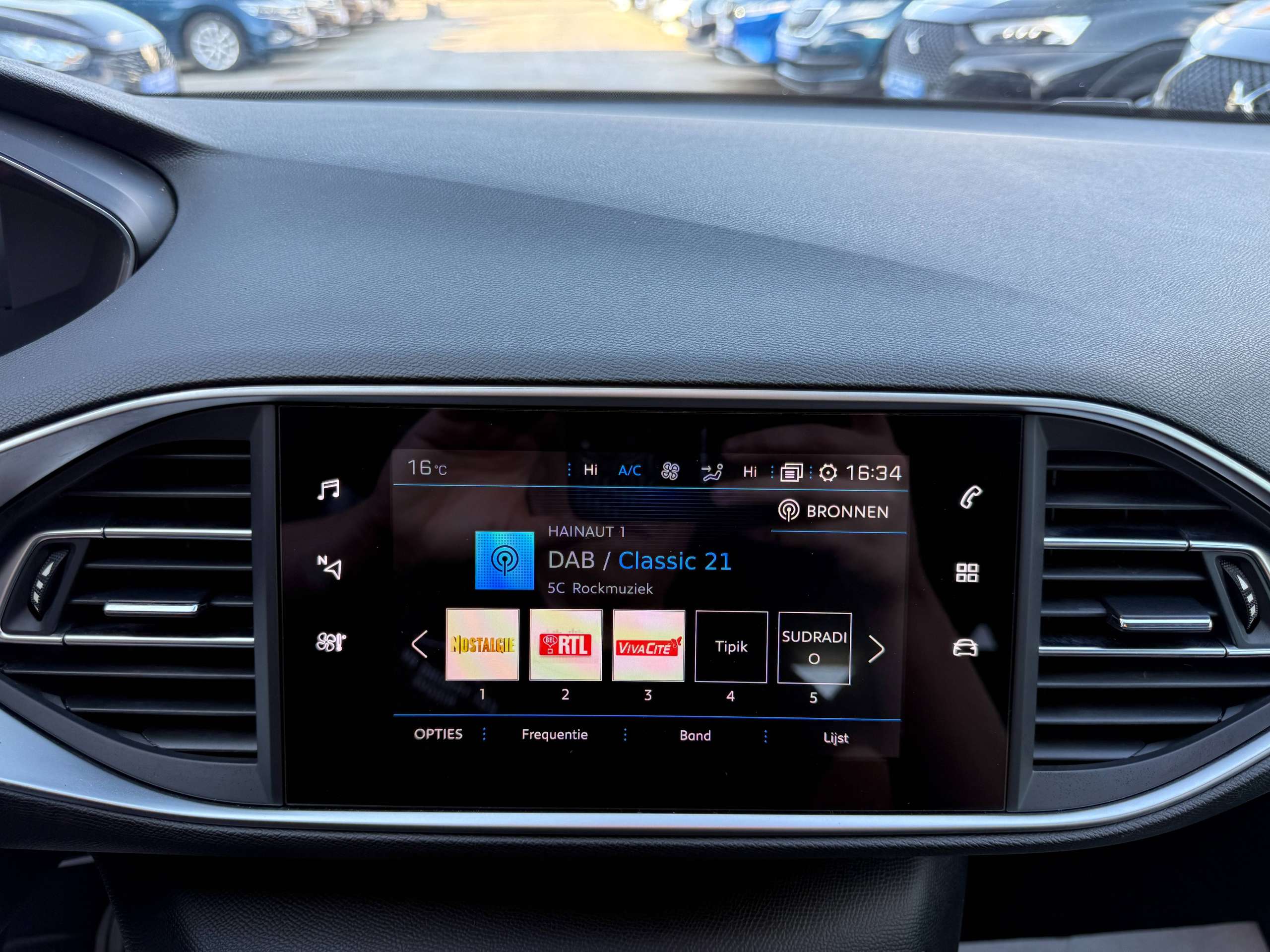 f73d776a-041e-42ea-b2a3-8bff8f3a6f4021-peugeot-308-sw-1-2i-110pk-navigatie-camera-virtual-cockpit-carplay-led-alu-pdc-trekhaak.jpg