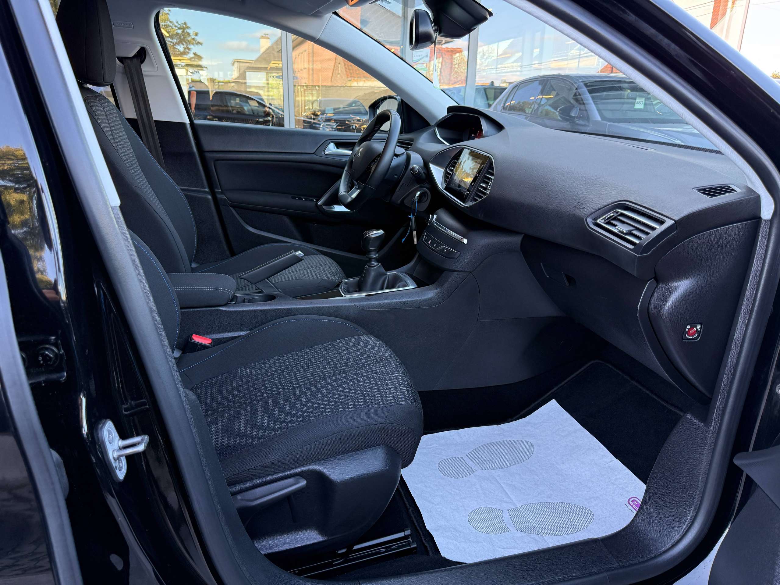 f73d776a-041e-42ea-b2a3-8bff8f3a6f4027-peugeot-308-sw-1-2i-110pk-navigatie-camera-virtual-cockpit-carplay-led-alu-pdc-trekhaak.jpg