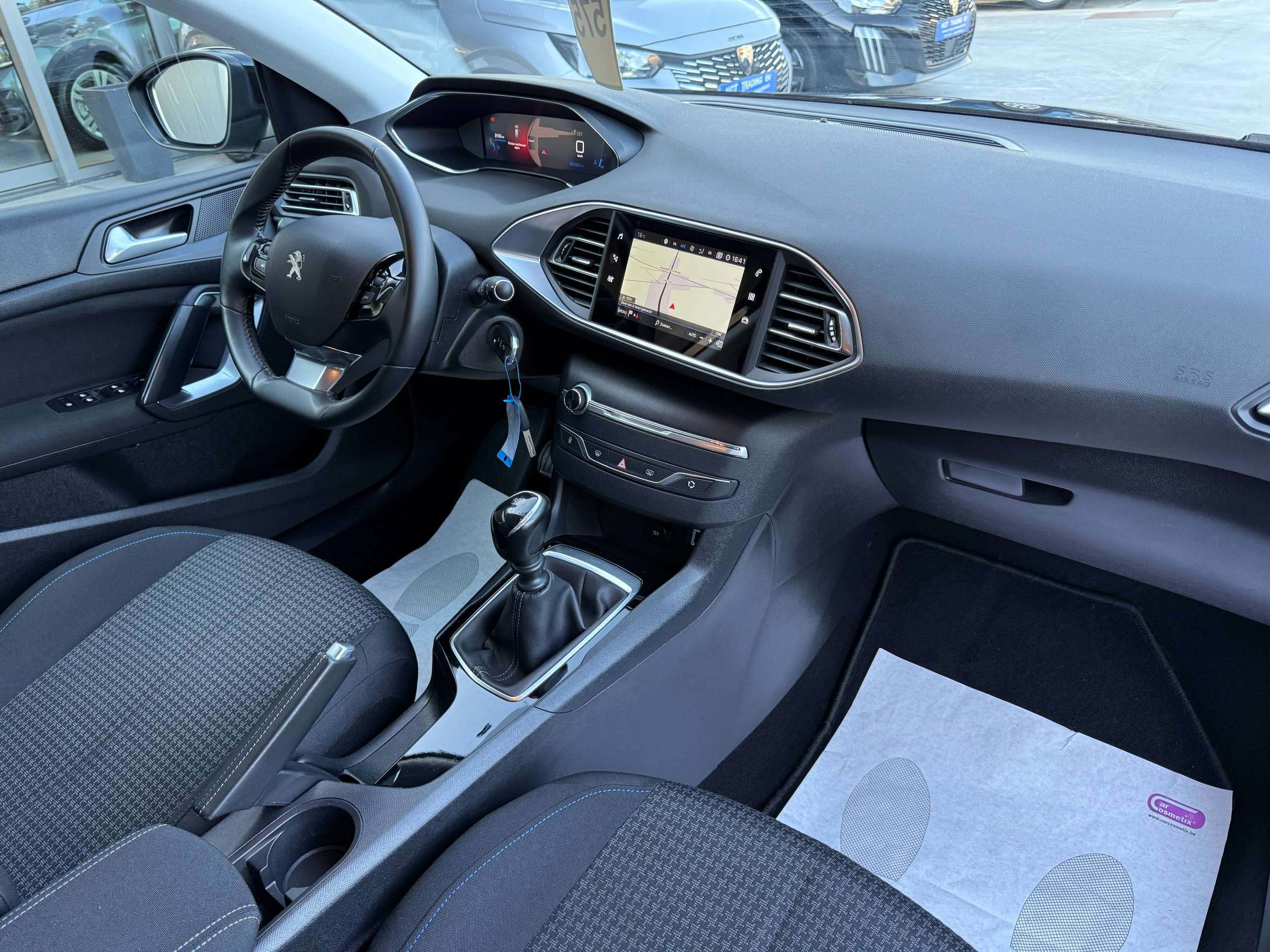 f73d776a-041e-42ea-b2a3-8bff8f3a6f4028-peugeot-308-sw-1-2i-110pk-navigatie-camera-virtual-cockpit-carplay-led-alu-pdc-trekhaak.jpg