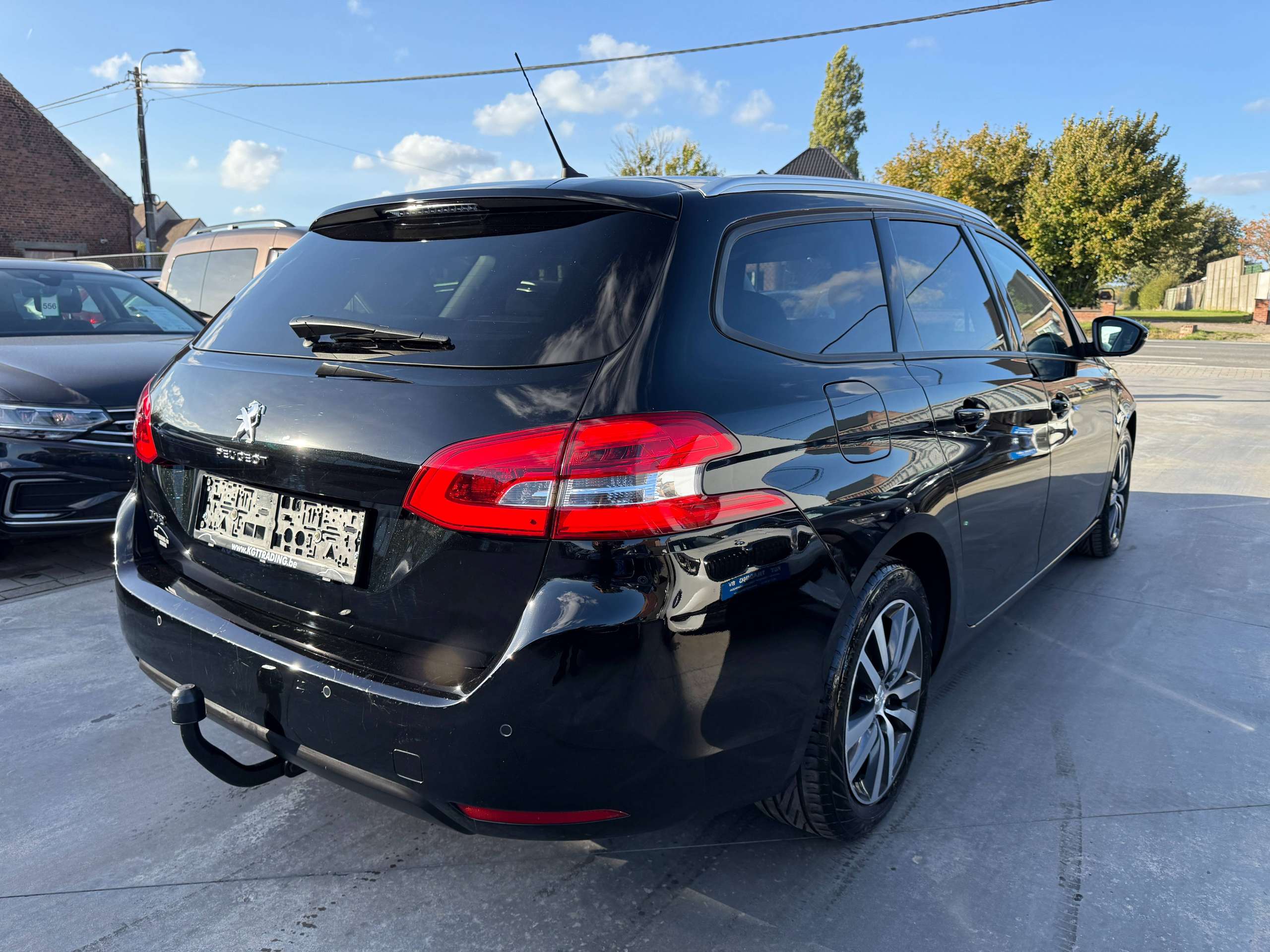 f73d776a-041e-42ea-b2a3-8bff8f3a6f405-peugeot-308-sw-1-2i-110pk-navigatie-camera-virtual-cockpit-carplay-led-alu-pdc-trekhaak.jpg
