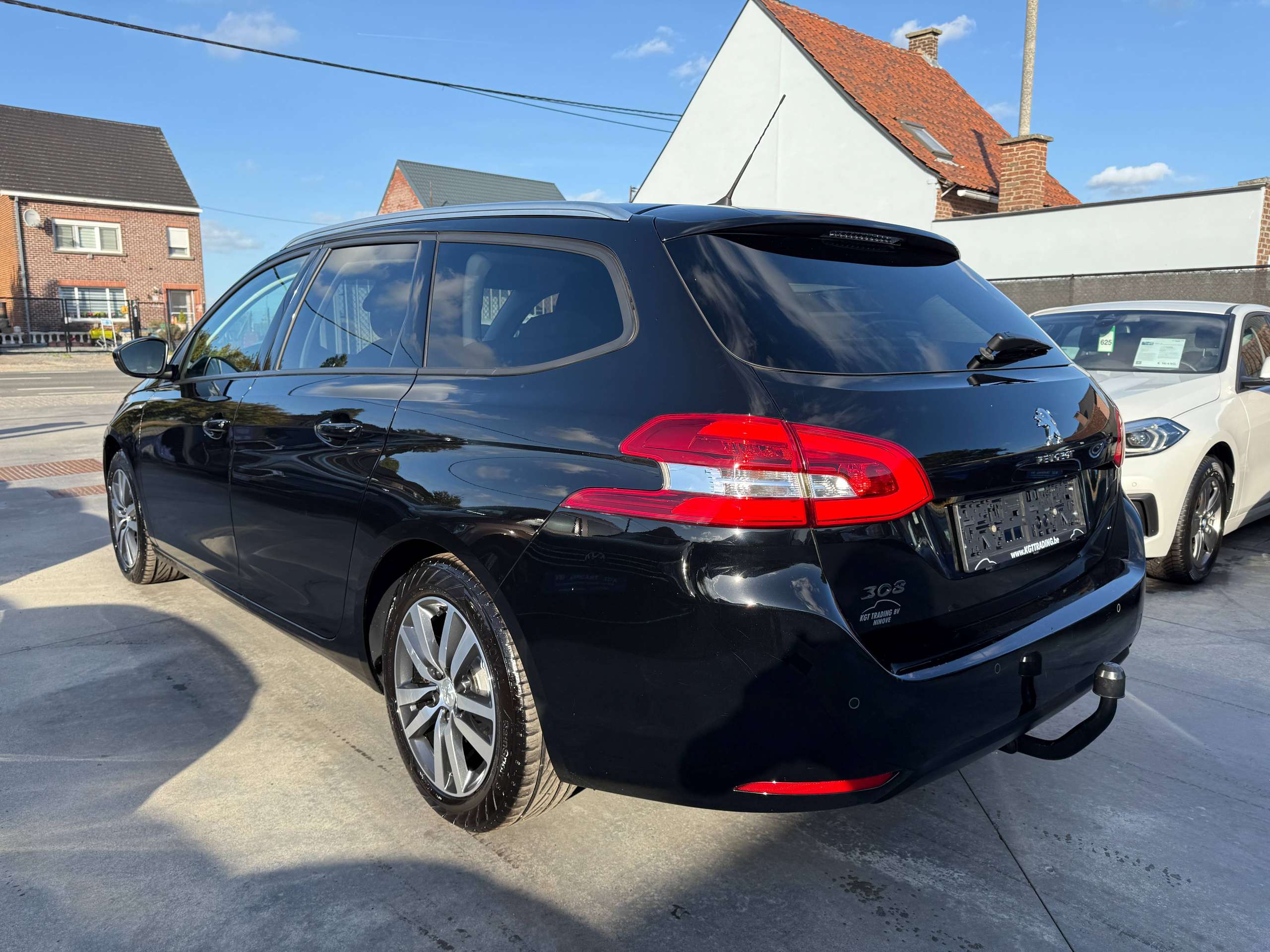 f73d776a-041e-42ea-b2a3-8bff8f3a6f407-peugeot-308-sw-1-2i-110pk-navigatie-camera-virtual-cockpit-carplay-led-alu-pdc-trekhaak.jpg